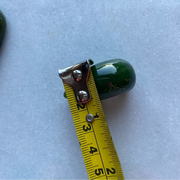 BC Jade Figurines of 2 Pigs on a small piece of Jade - Picture 7 of 8